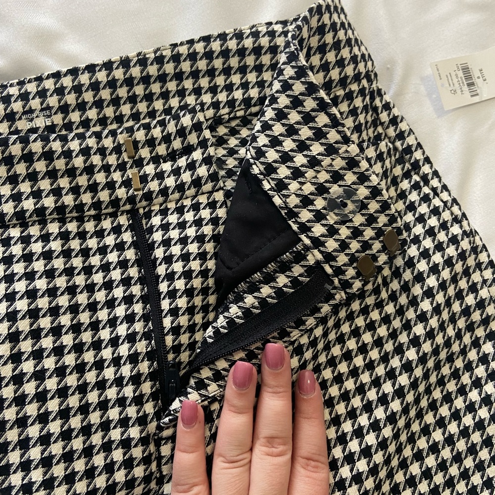 SOLD Old Navy Black & White Pixie Pant - Picture 9 of 9